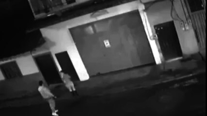 Se llama karma instantáneo: golpea a una mujer y termina golpeado