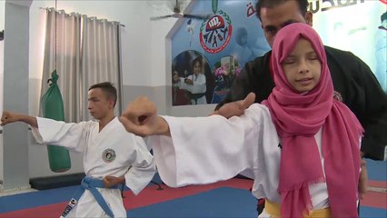 منة الله تكسر قيود الإعاقة وتلتحق بناد لتدريب الكاراتيه