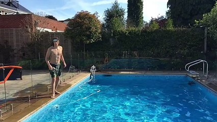 Nieprawdopodobna bramka Luiza w basenie