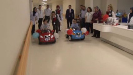 Çocuklar Ameliyat Korkusunu Akülü Arabalarla Yeniyor