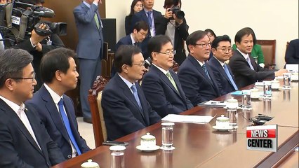 Descargar video: Special Envoys Brief President Moon, Moon names Security Team