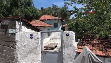 Izmir Baba, Cep Telefonunu Almak Istediği Kızı Tarafından Bıçaklandı