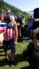 Un homme montre comment boire une bière en Russie