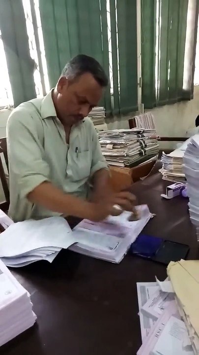 Personne ne tamponne des documents aussi vite que lui