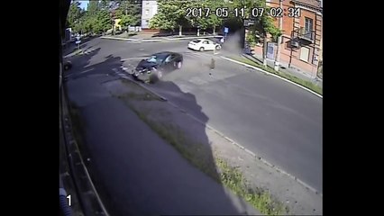 Une piétonne frôle la mort en traversant la route