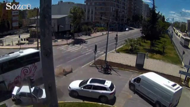 Yolcu otobüsü otomobile böyle çarptı