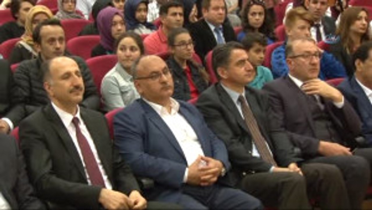 Ümraniye'de Şiir Okuma Yarışmasında Dereceye Girenler Ödüllendirildi