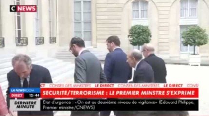 François Bayrou manque de trébucher après une déclaration d’Edouard Philippe (vidéo)