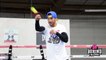 Le boxeur Vasyl Lomachenko s'entraine avec une balle de tennis