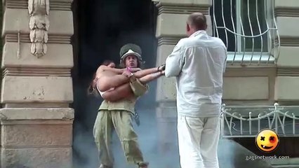 Un pompier qui sort de nulle part avec un canon dans les bras... Blague énorme