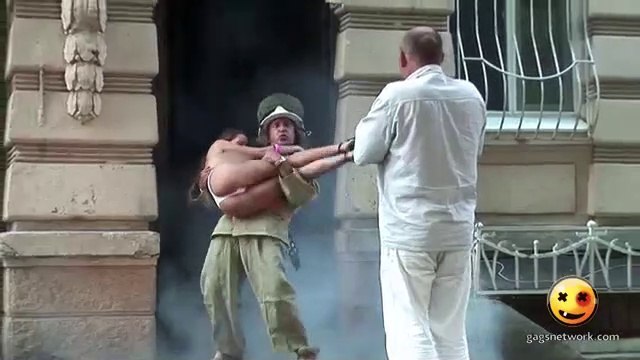 Un pompier qui sort de nulle part avec un canon dans les bras... Blague énorme