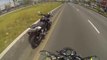 Ce motard essaie d'arreter une moto sans pilote et c'est la gamelle