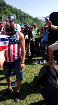 La façon très spéciale de ces Russes pour boire de la bière