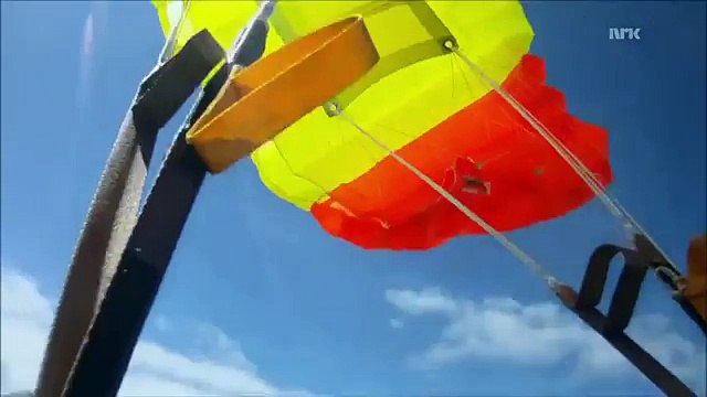 Lo skydiver si lancia nel vuoto, ma non poteva immaginare che lo sfiorasse un meteorite poco dopo!