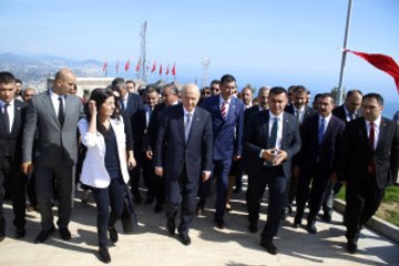 Bahçeli'nin Ferdi Tayfur Şarkıları Eşliğinde Çay Keyfi