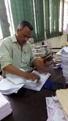 Cet homme tamponne plus vite que son ombre