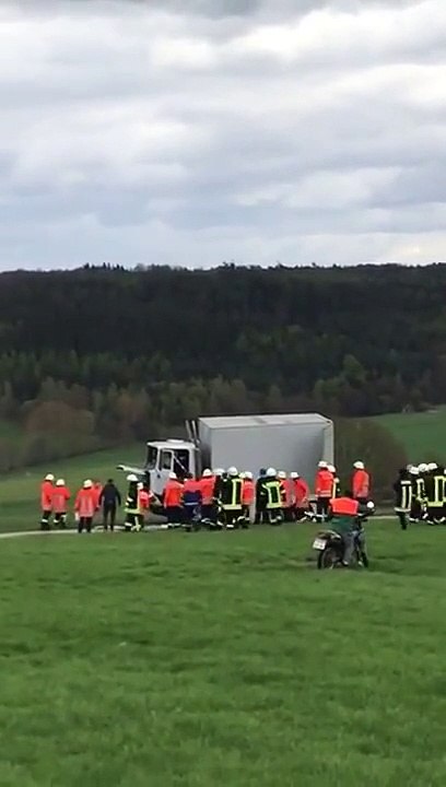 Un homme teste un nouveau système de barrière anti-terroriste