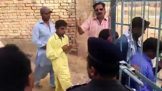 Police Not Allowing PTI Workers To Go Inside Jalsa Gah