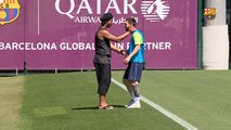 Ronaldinho faz visita surpresa ao Barça e recebe carinho de ex-companheiros de clube. Veja!