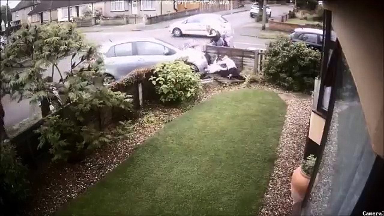 Maurice se plante en voiture dans ton jardin... CADEAU !