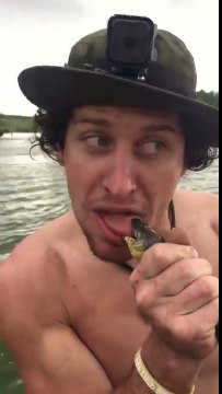 Se faire mordre la langue par un serpent... le con...