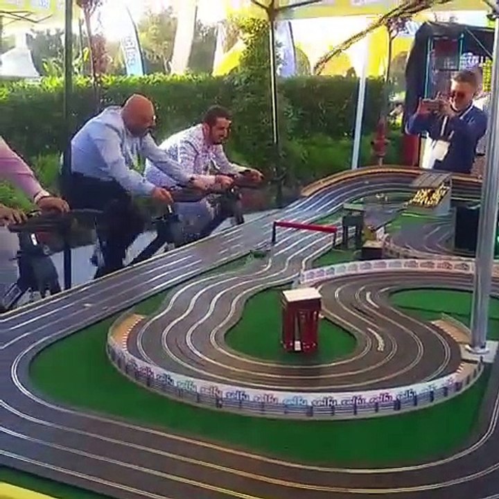 Génial   le circuit où il faut pédaler pour faire avancer les voitures