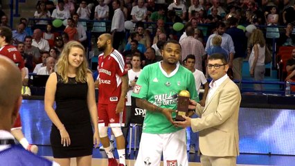 Elan Béarnais : DJ Cooper reçoit son trophée de MVP du championnat de Pro-A