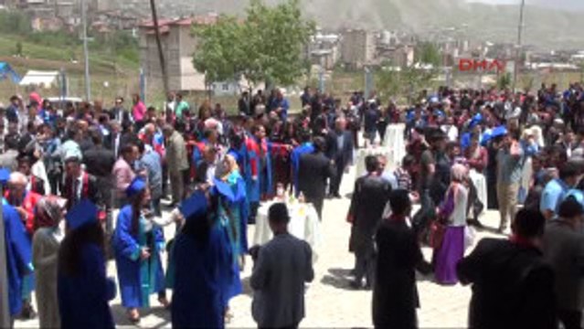 Hakkari Üniversitesi'nde Halaylı Mezuniyet Sevinci