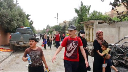 Mosul: thousands flee the city as Iraqi forces try to secure west