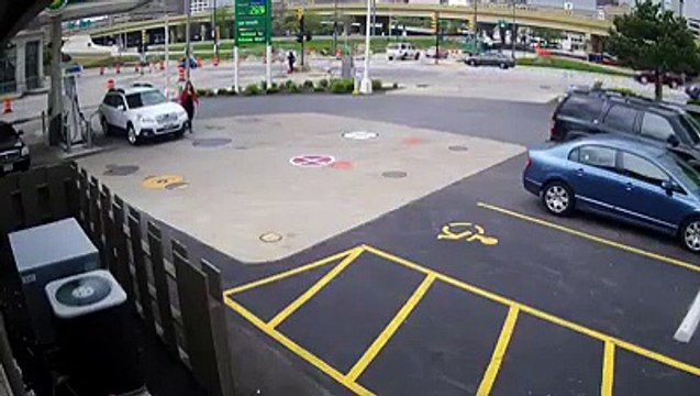 Une femme saute sur le pare-brise de sa voiture pour arrêter des voleurs