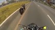 Ce motard va essayer d’arrêter une moto qui roule seule.