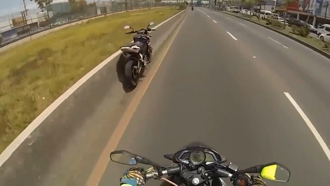 Ce motard va essayer d’arrêter une moto qui roule seule.