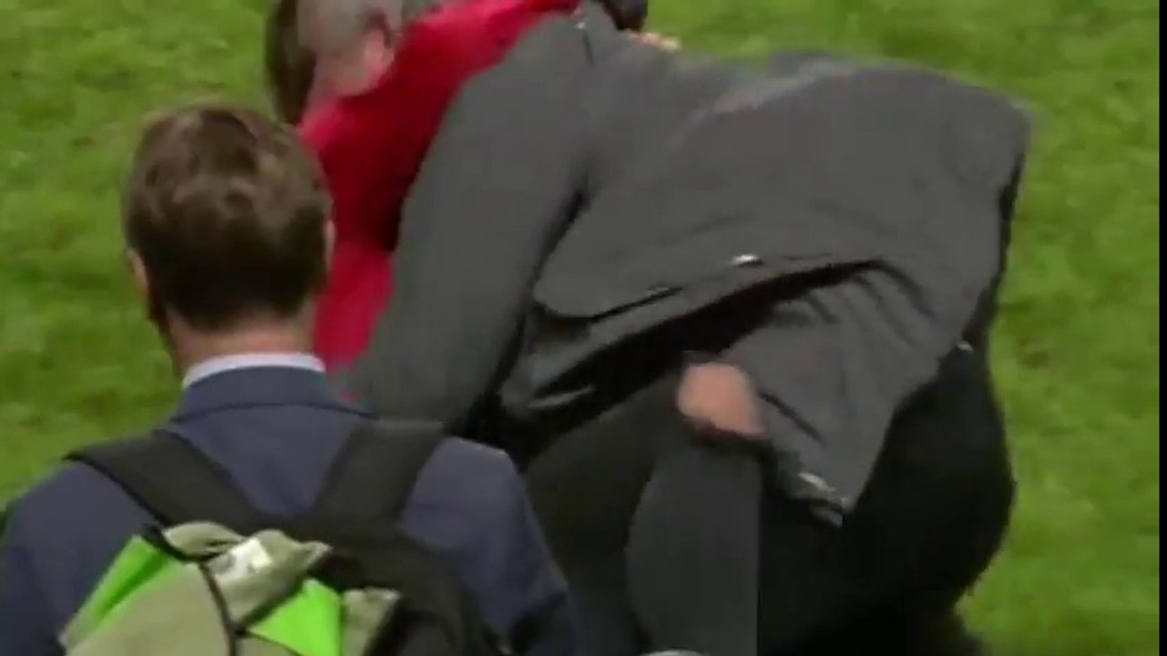 Mourinho célèbre sa victoire avec son fils.. TROP BIZARRE !! Finale UEFA 2017 - Ajax Amsterdam / Manchester United
