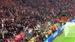 Les supporters de l'Ajax jettent les fauteuils sur la pelouse ! Finale UEFA 2017 - Ajax Amsterdam / Manchester United