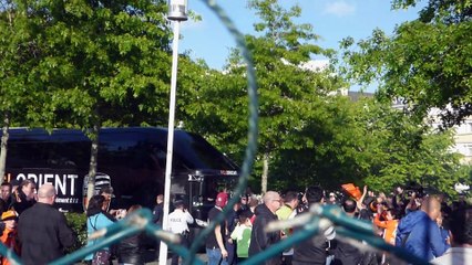 ARRIVEE DU CAR DU FCL DEVANT NOS PETITS LOUPS DE L'ECOLE DE FOOT DE LA GARDE DU LOCH!