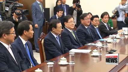 Descargar video: Special envoys brief President Moon, Moon names security team