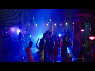 kiss scene in club indian