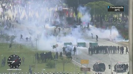 Protesto em Brasília se transforma em violência, depredações e ministérios esvaziados