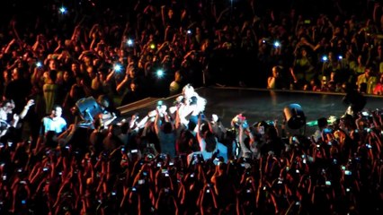 Beyonce pulled off stage in Brazil - (Original)