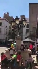 Ce débile se suspend à un lampadaire et c'est le drame
