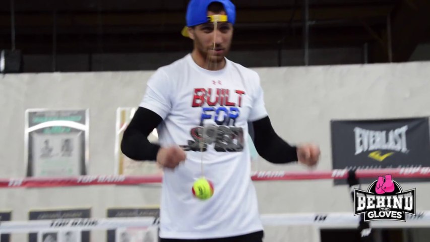 Ce boxeur s'entraine sur une balle de tennis - Vidéo Dailymotion