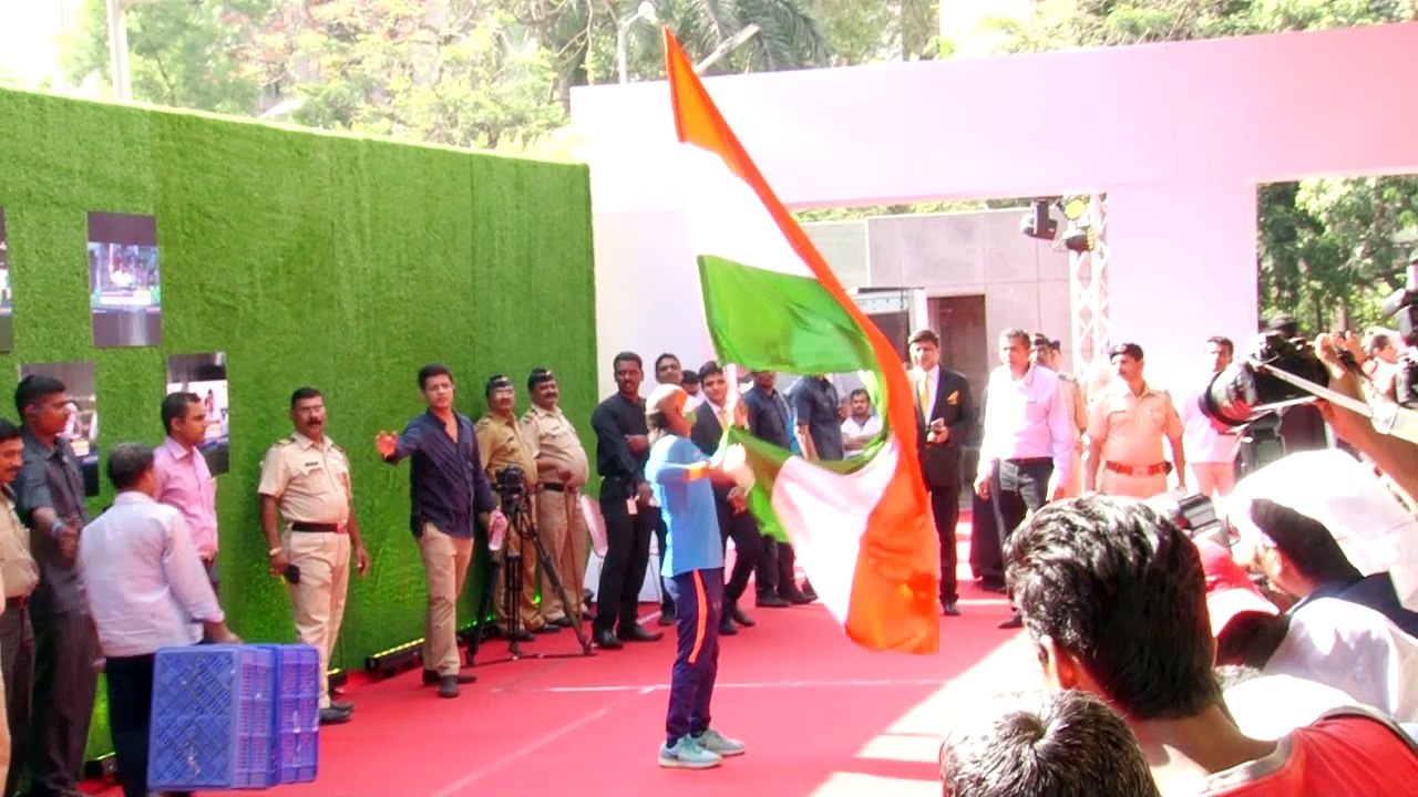 Uncut- Indian Cricket Team Arrived At Grand Premier Of Sachin's Biopic