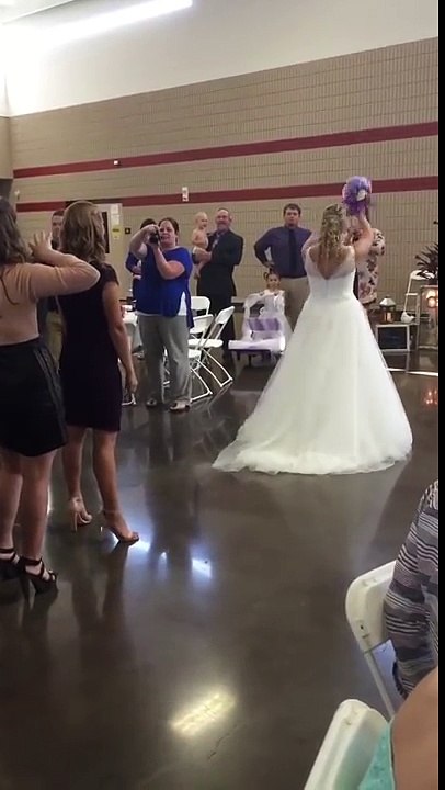 Gripping the wedding bouquet never works faster - OMG VIDEO