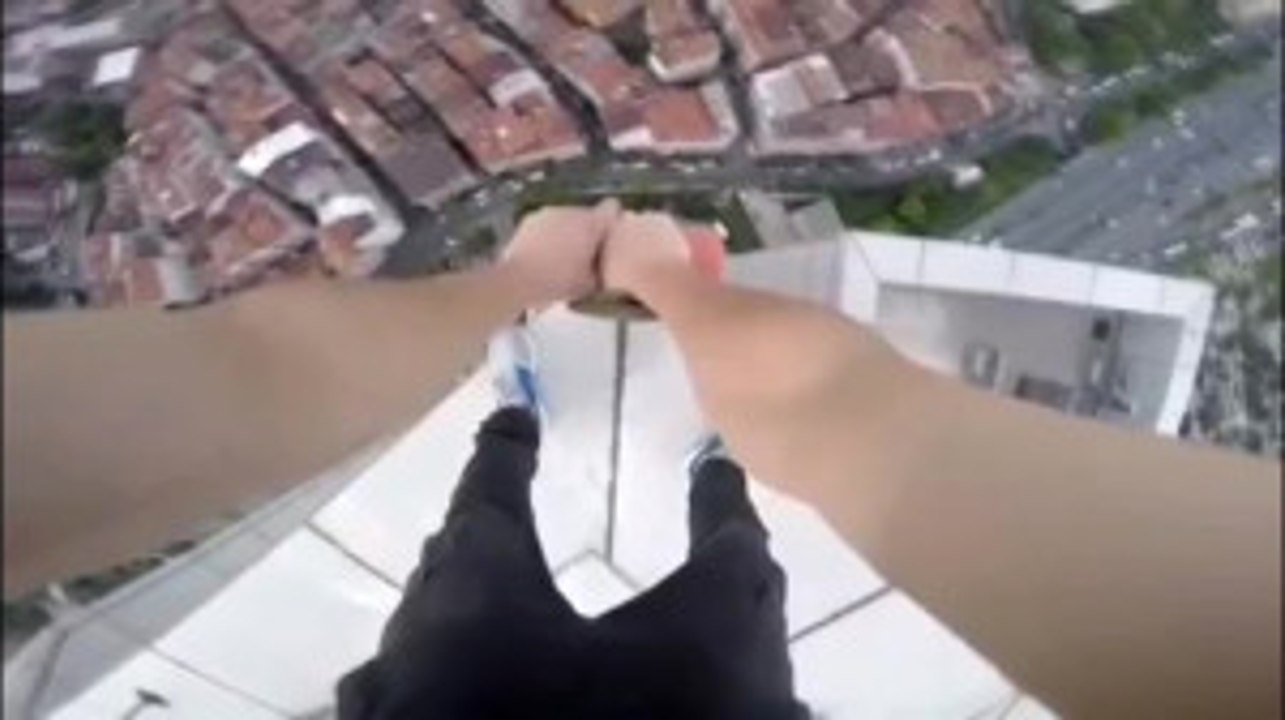 200 Metre Yükseklikte Nefes Kesen Kaykay Şovu