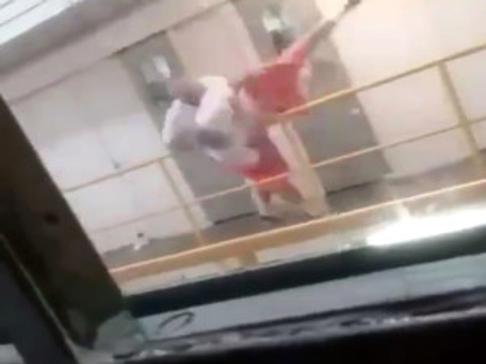 Kavga Ettiği Mahkumu Aşağı Attı