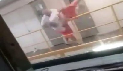 Kavga ettiği mahkumu aşağı attı