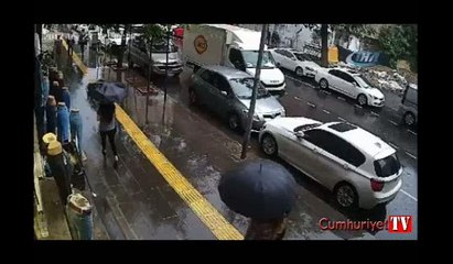 Yoldan geçen çifte "Burada böyle yürüyemezsiniz" diyerek saldırdı