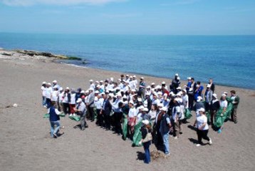 Sahilde Çöp Toplayan Öğrenciler Yunus Leşi Buldu