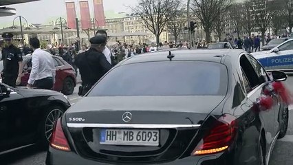 Almanya'da Düğün Konvoyunu Durduran Polisler