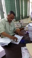 Cette employé est une véritable machine, il tamponne plus vite que son ombre